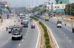 ສ້າງໂຄງປະກອບຕະຫຼາດ ຂົນສົ່ງຄືນໃໝ່, ບຸລິມະສິດ ພັດທະນາທາງລົດໄຟ ແລະ ທາງນ້ຳ